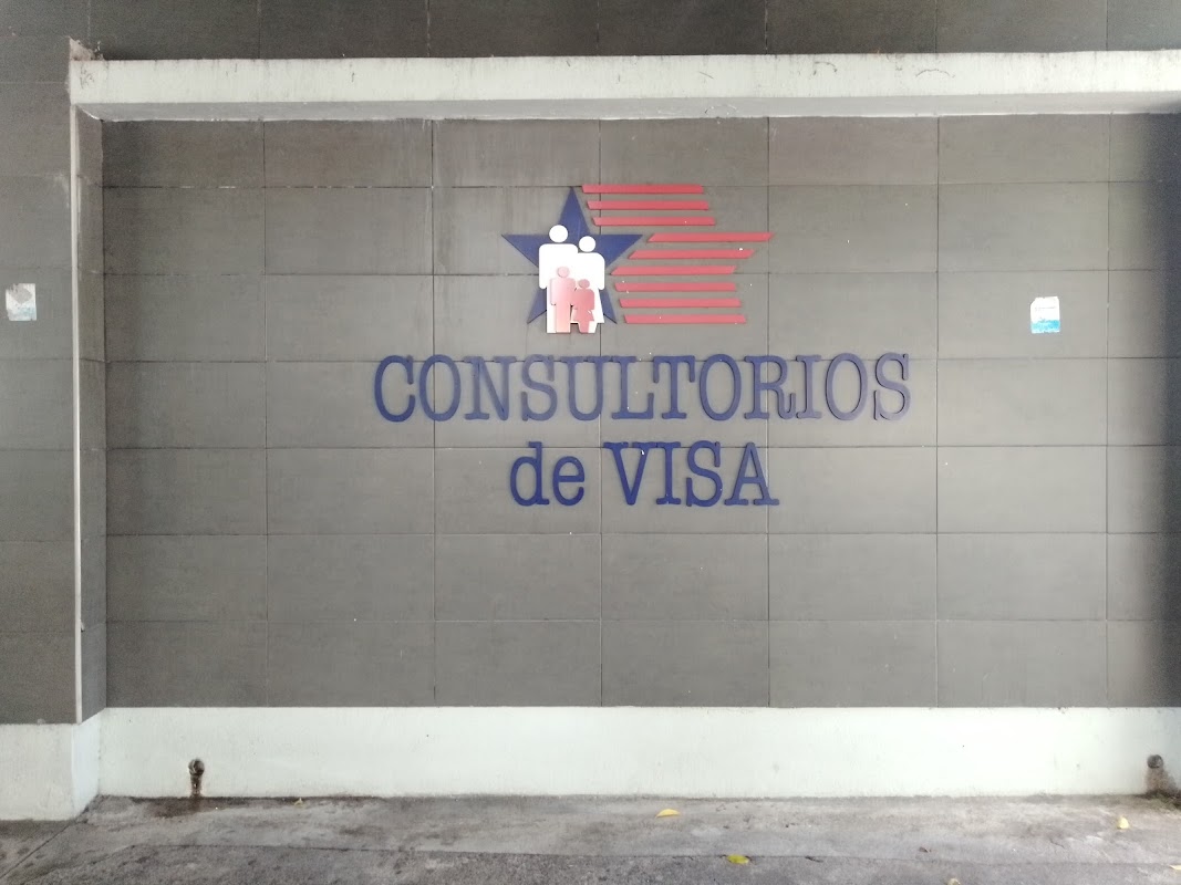 The Consultorios de Visa signage wall in Sector Gazcue, Santo Domingo, one of two U.S.-Embassy-accredited panel physicians